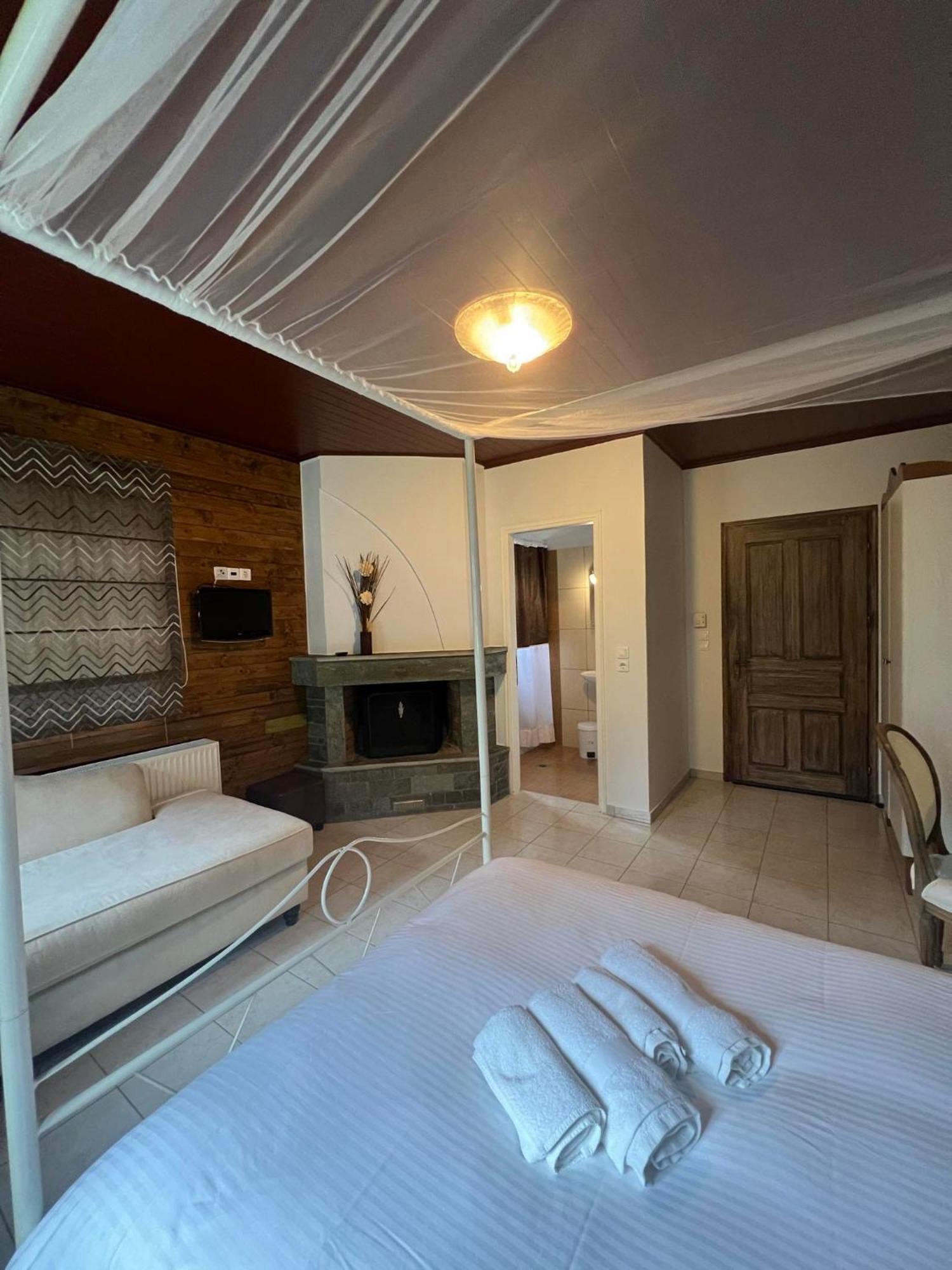 Ikojenia Traditional Lodge Papigko Bagian luar foto