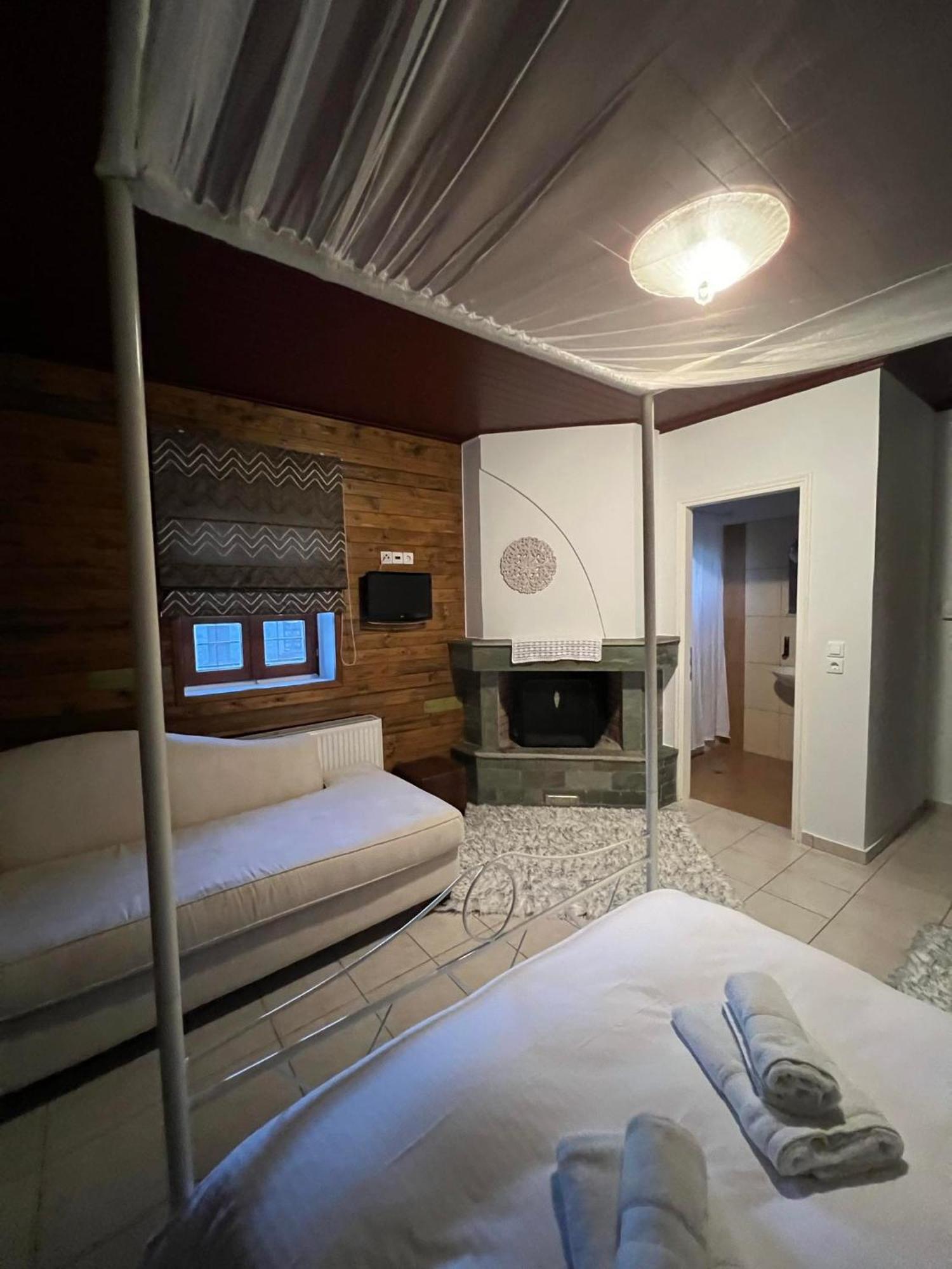 Ikojenia Traditional Lodge Papigko Bagian luar foto