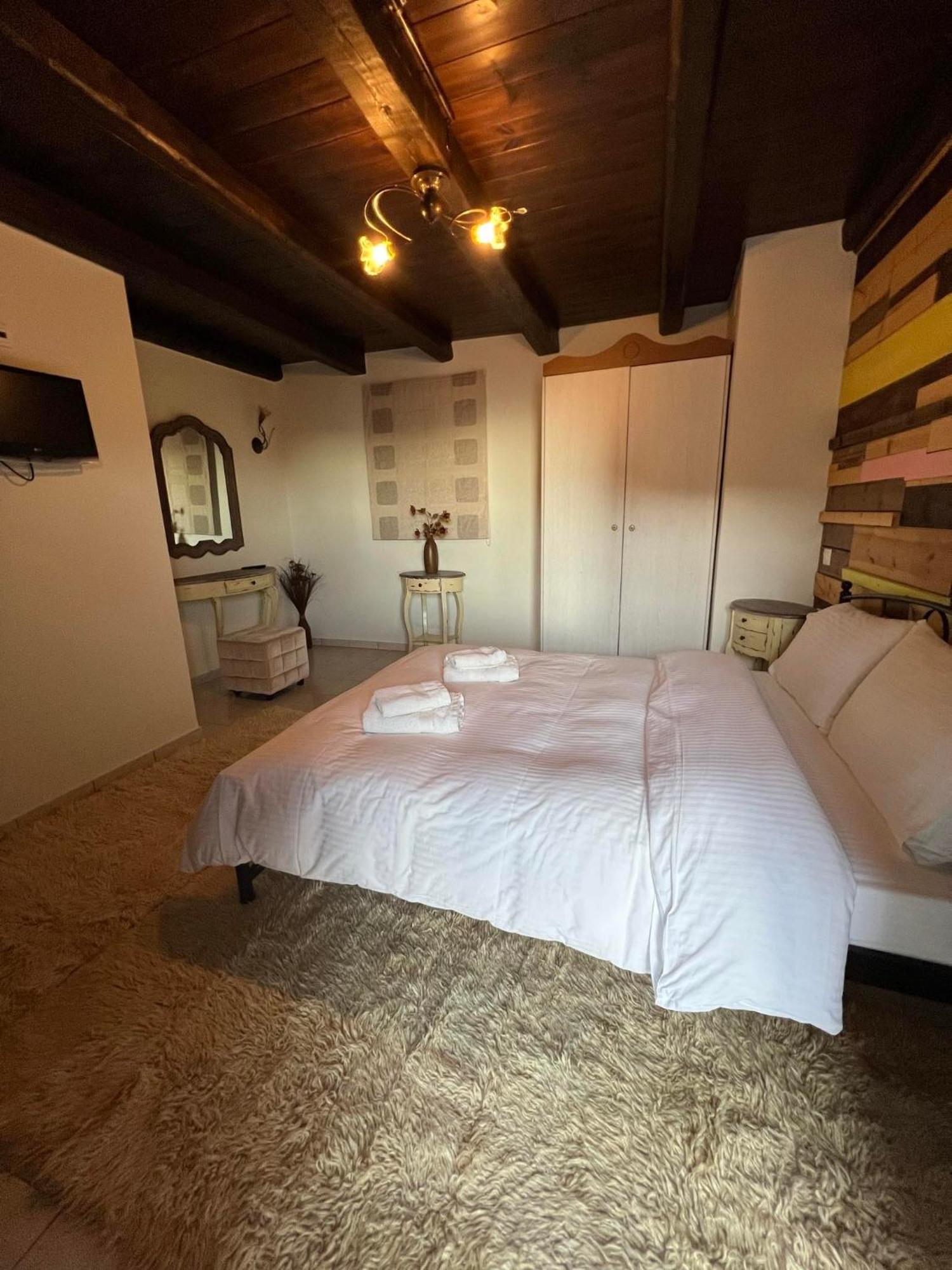 Ikojenia Traditional Lodge Papigko Bagian luar foto